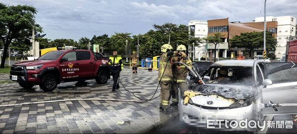 ▲台南安平區一輛自小客車行駛中突冒煙起火，所幸女駕駛及時脫困未受傷。（記者林東良翻攝，下同）