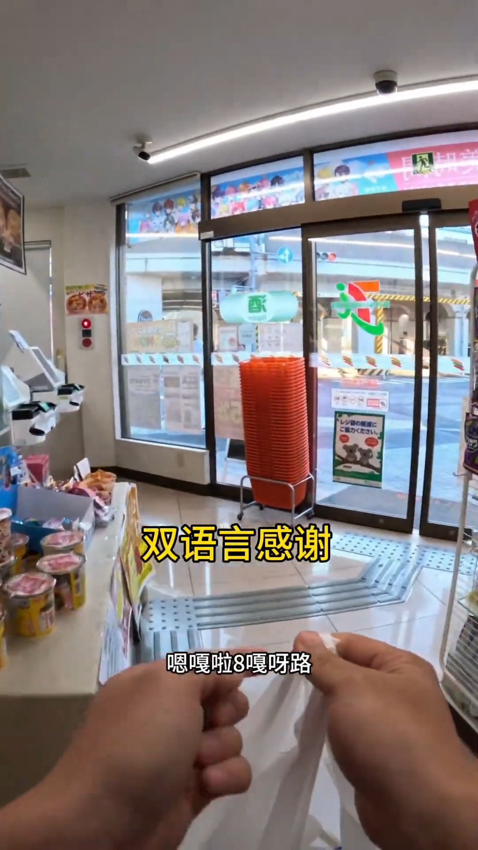 中國網紅遊大阪　試吃葡萄「一口接一口」攤販阿姨喊「雅美！」超脫序行為網看傻