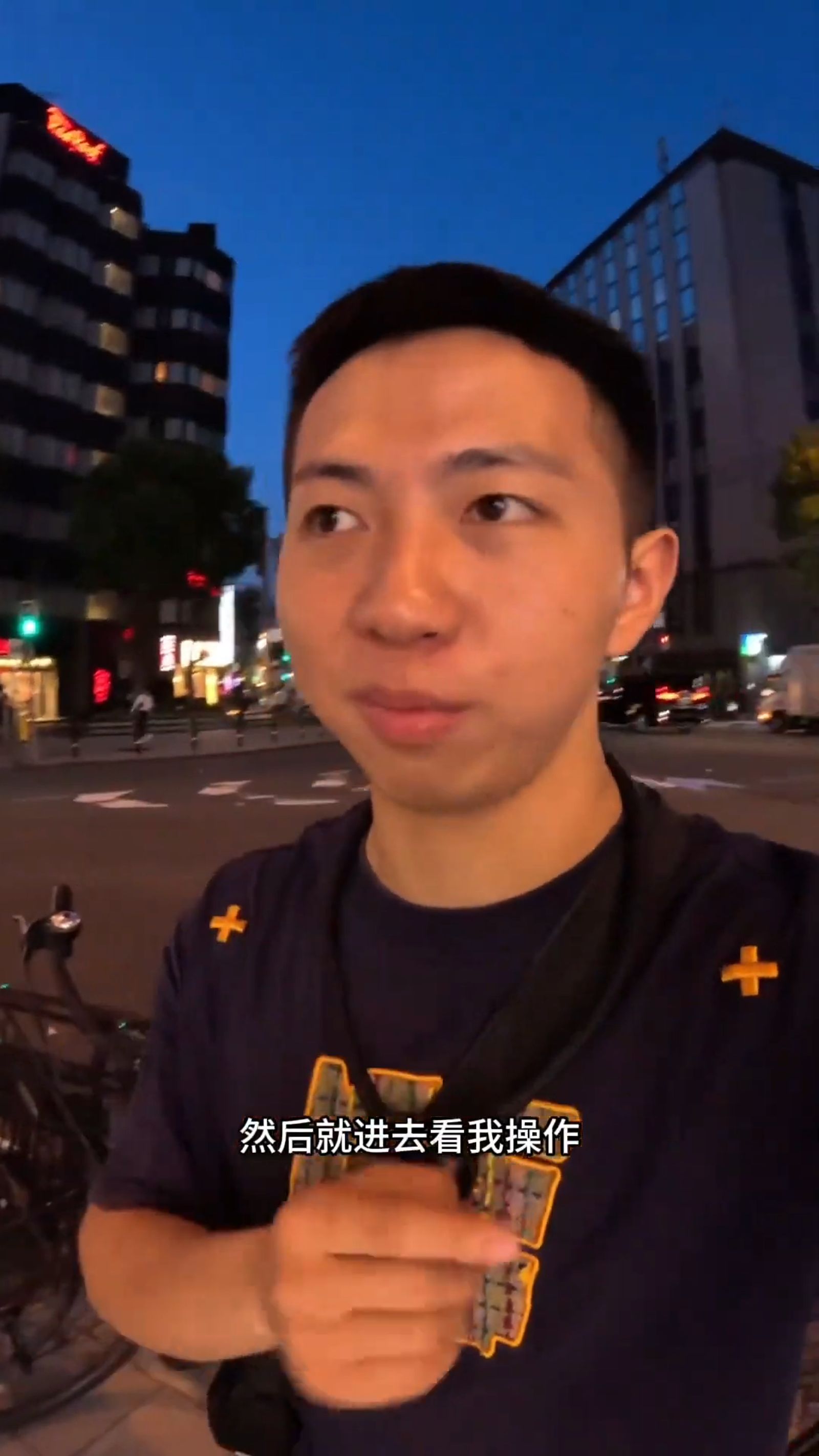 中國網紅遊大阪　試吃葡萄「一口接一口」攤販阿姨喊「雅美！」超脫序行為網看傻