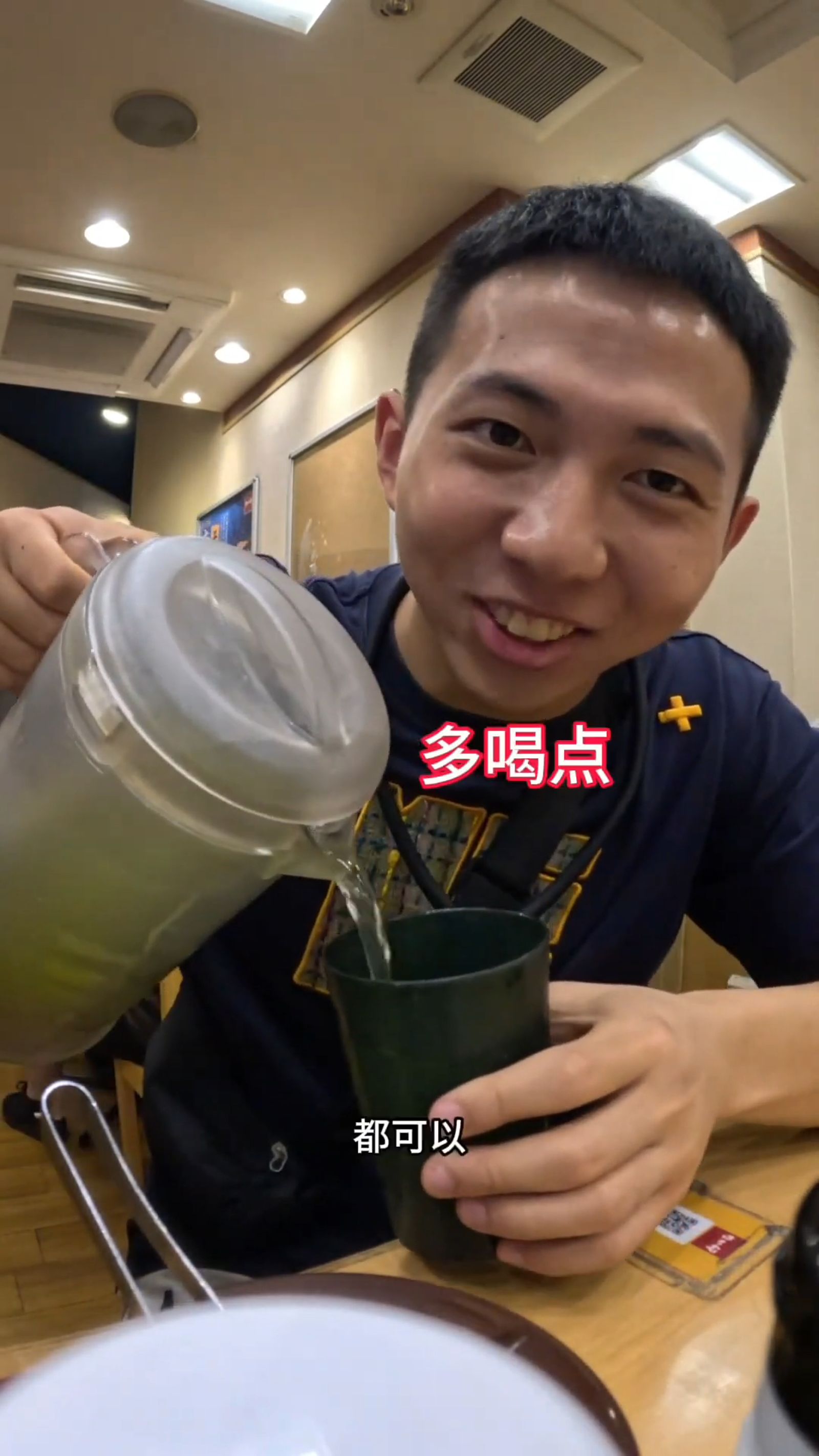 中國網紅遊大阪　試吃葡萄「一口接一口」攤販阿姨喊「雅美！」超脫序行為網看傻