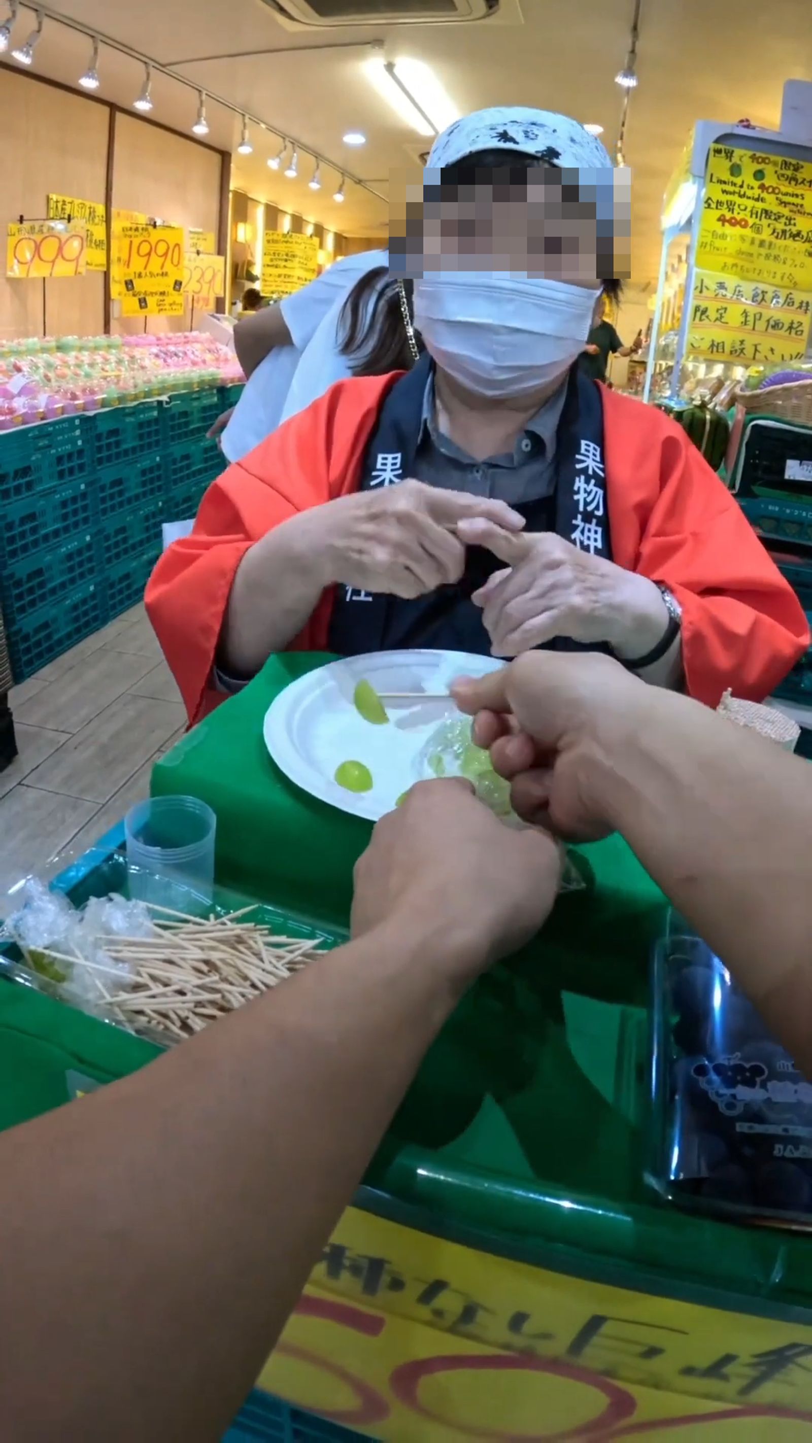 中國網紅遊大阪　試吃葡萄「一口接一口」攤販阿姨喊「雅美！」超脫序行為網看傻