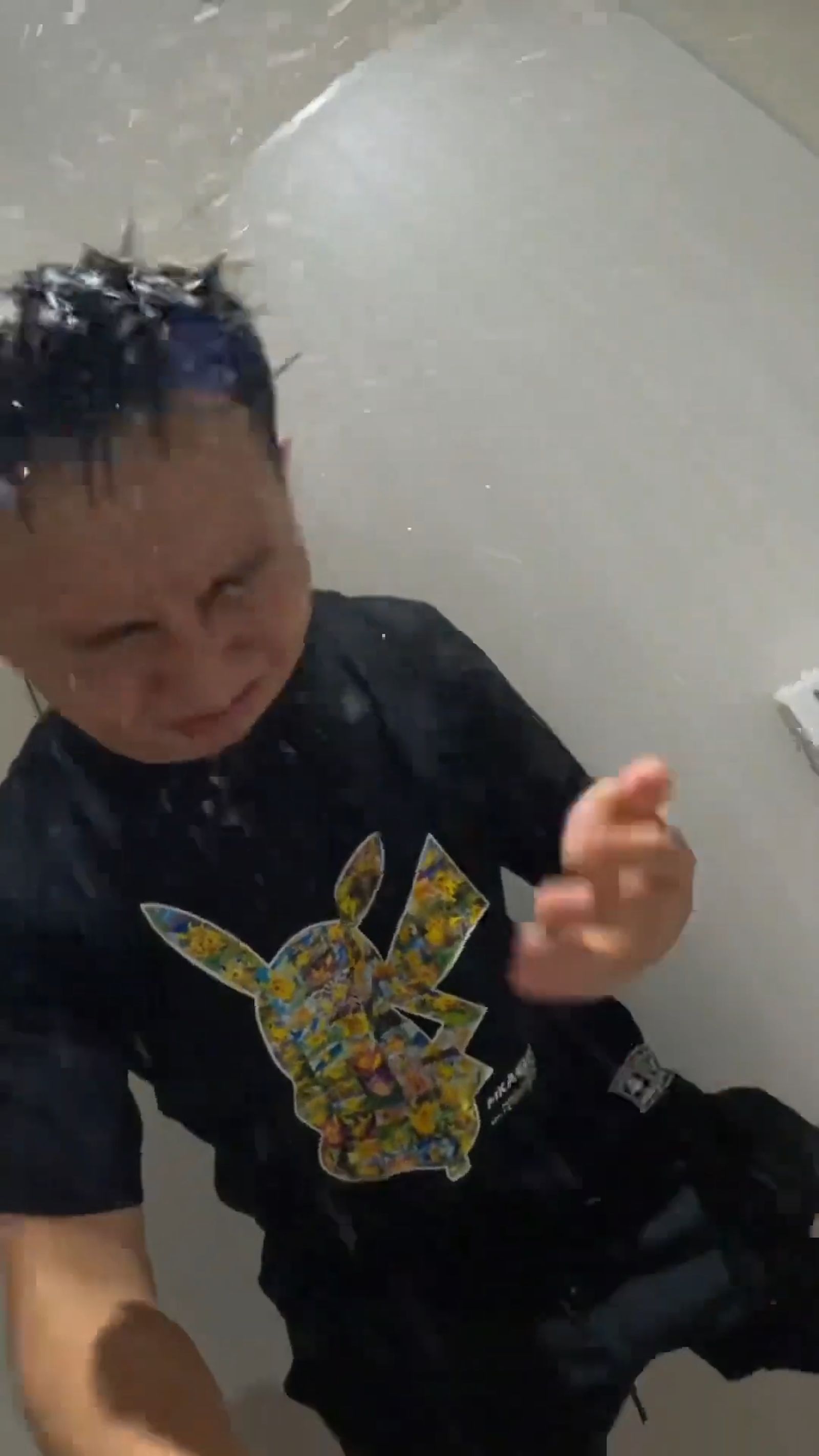 中國網紅遊大阪　試吃葡萄「一口接一口」攤販阿姨喊「雅美！」超脫序行為網看傻