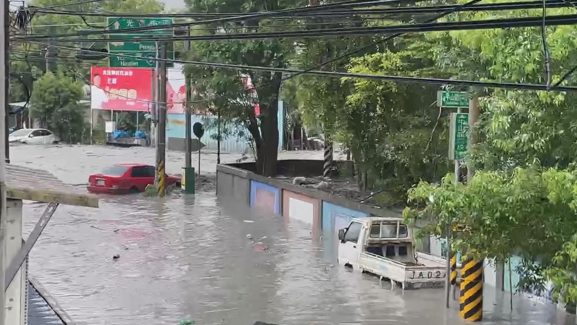 ▲▼花蓮馬太鞍溪堰塞湖於今日下午發生壩頂溢流,滾滾泥流湧進下游市區。(圖/民眾提供)