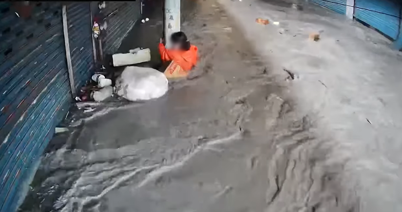 ▲▼花蓮光復市場一名婦人在洪水中抱著水泥柱求援。（圖／翻攝臉書「花蓮人」）