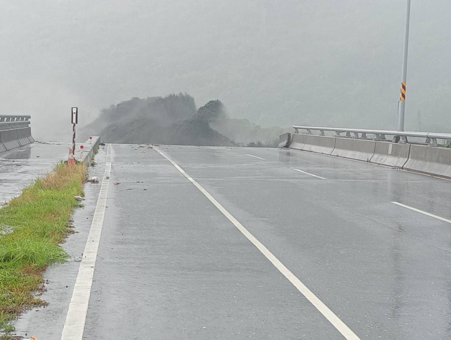 ▲▼馬太鞍溪橋遭沖毀。（圖／公路局提供）