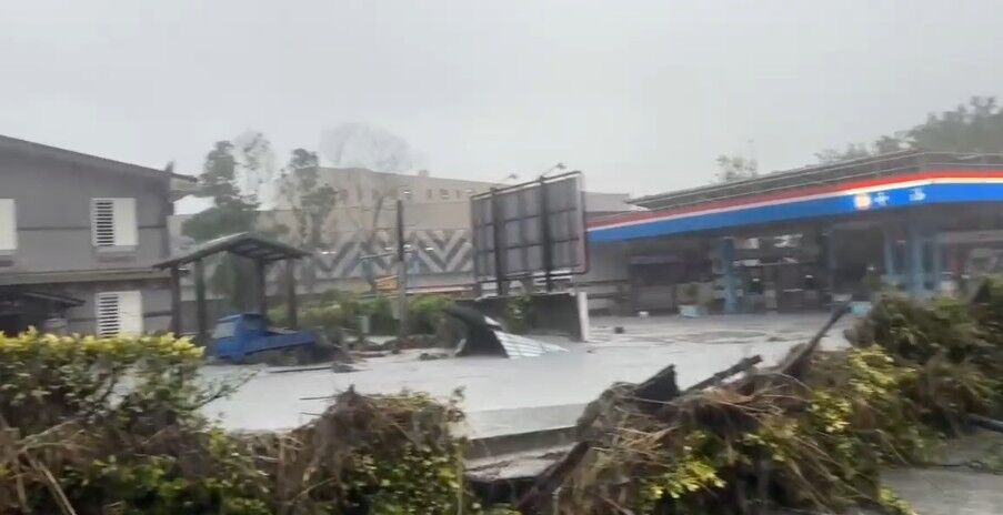 ▲▼空拍畫面曝光！花蓮光復鄉街道被洪水淹沒，義消全力搶救。（圖／花蓮特搜義消蔡哲文提供）