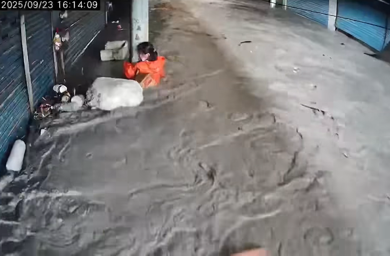 ▲▼堰塞湖泥流侵襲花蓮，抱柱求生婦人脫困了。（圖／翻攝臉書／花蓮人）