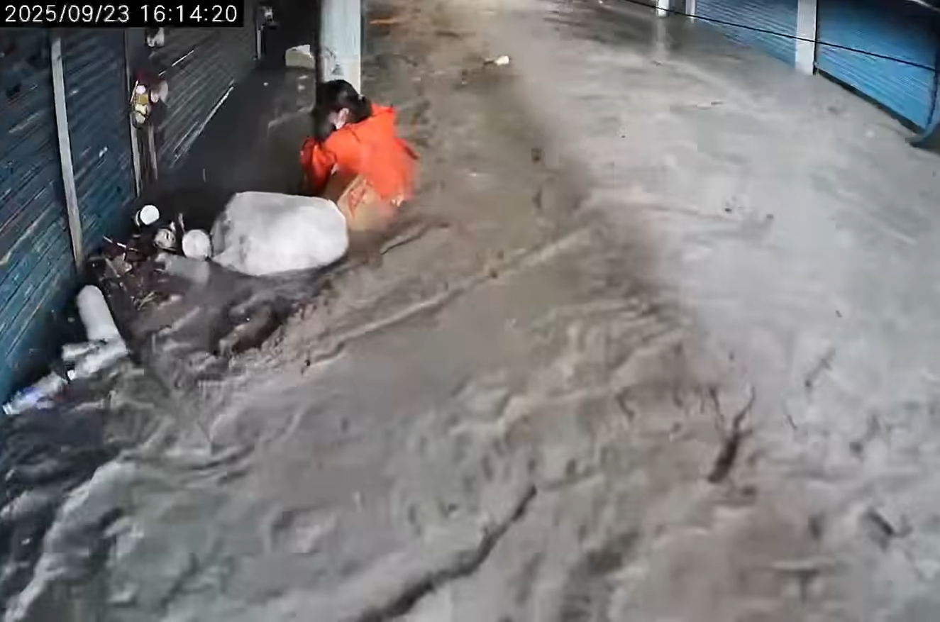▲▼堰塞湖泥流侵襲花蓮，抱柱求生婦人脫困了。（圖／翻攝臉書／花蓮人）