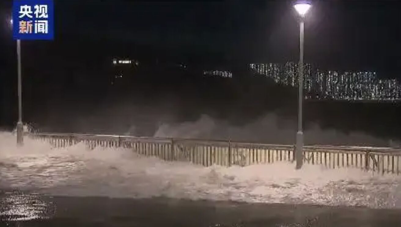 ▲「樺加沙」颱風帶來的風雨對香港及澳門造成影響。（圖／翻攝央視）