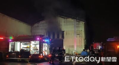 雲林1200坪木材工廠深夜火警!烈焰濃煙狂竄 狂燒4小時