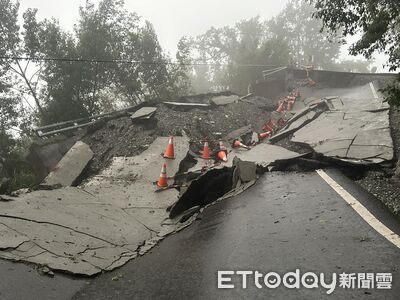 南橫公路恐怖畫面曝!馬路崩塌「整片陷下去」 多處坍方斷交通