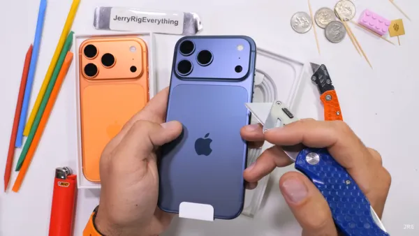 ▲▼             。（圖／YouTube@JerryRigEverything）