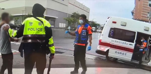 ▲台南市文賢、和緯路口發生自小客車連環撞事故，警方到場管束歐姓駕駛人並協助送醫，警方並在歐男車上起獲毒品。（民眾提供，下同）