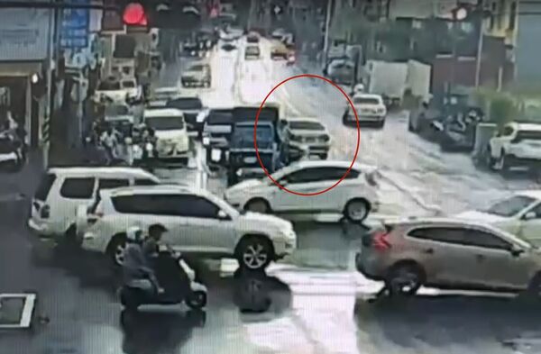 ▲台南市文賢、和緯路口發生自小客車連環撞事故，警方到場管束歐姓駕駛人並協助送醫，警方並在歐男車上起獲毒品。（民眾提供，下同）