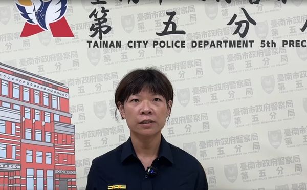 ▲台南市文賢、和緯路口發生自小客車連環撞事故，警方到場管束歐姓駕駛人並協助送醫，警方並在歐男車上起獲毒品。（民眾提供，下同）
