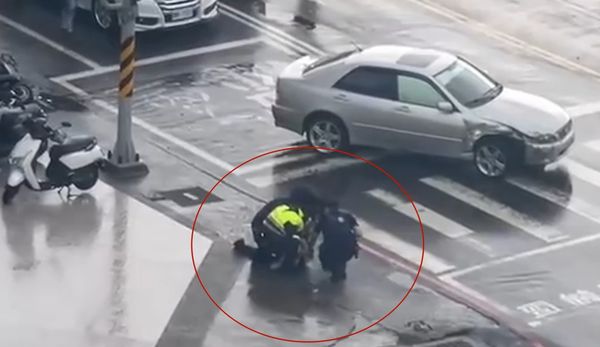 ▲台南市文賢、和緯路口發生自小客車連環撞事故，警方到場管束歐姓駕駛人並協助送醫，警方並在歐男車上起獲毒品。（民眾提供，下同）