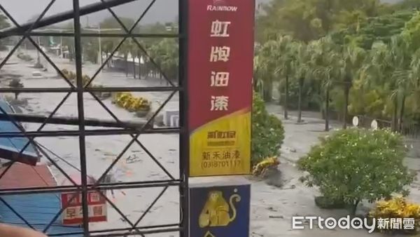 ▲▼花蓮馬太鞍溪堰塞湖於今日下午發生壩頂溢流，滾滾泥流湧進下游市區。（圖／民眾提供）