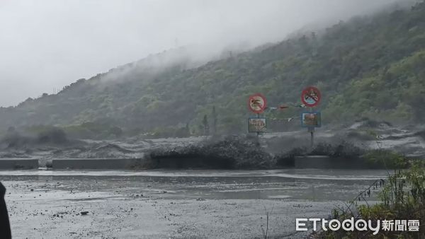 ▲▼花蓮馬太鞍溪堰塞湖於今日下午發生壩頂溢流,滾滾泥流湧進下游市區。(圖/民眾提供)