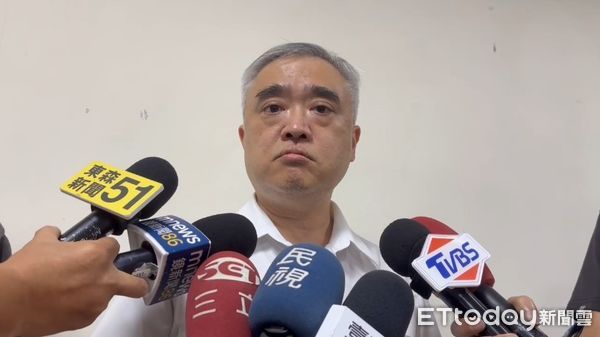 ▲軍事專家紀東昀，說明T91使用方式，研判輕生可能性低。（圖／記者白珈陽攝）