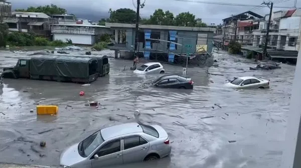 ▲樺加沙颱風襲台，花蓮馬路成河。（圖／民眾提供）