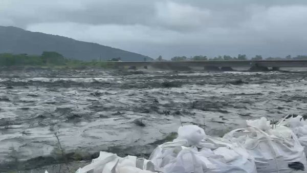 ▲▼花蓮馬太鞍溪堰塞湖於今日下午發生壩頂溢流，滾滾泥流湧進下游市區。（圖／民眾提供）