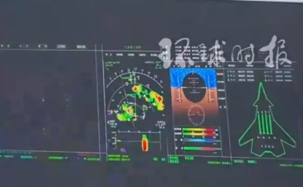 ▲▼長春航空中曝光殲-20S和數架殲-20、無人機組成編隊對抗假想敵，獲得數據的殲-20S指揮殲-20使用遠程空空導彈擊落敵預警機。（圖／翻攝自環球時報）