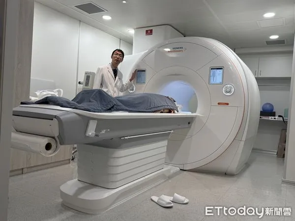 ▲▼醫學中心主任張程光說明AI肺癌偵測軟體使用。（圖／中心醫院提供）