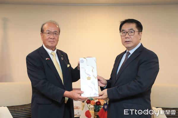 ▲日本金澤市議會議長前誠一率團拜會台南市長黃偉哲，雙方就文化與教育交流深入對談。（記者林東良翻攝，下同）