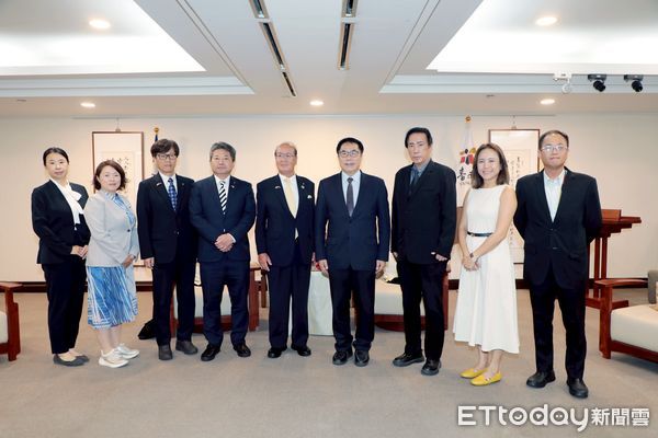 ▲日本金澤市議會議長前誠一率團拜會台南市長黃偉哲，雙方就文化與教育交流深入對談。（記者林東良翻攝，下同）