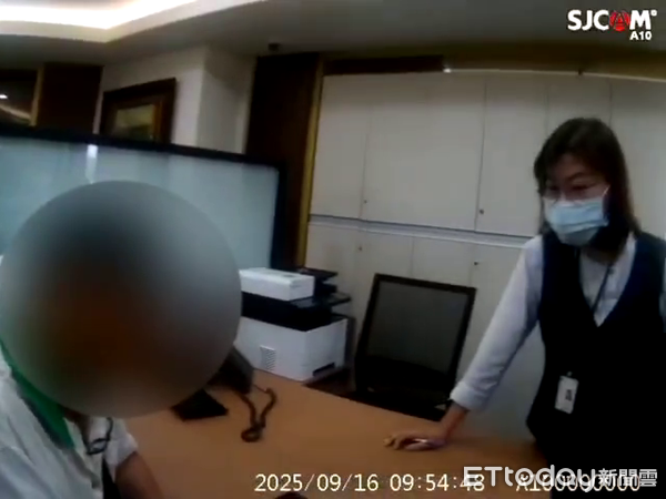 ▲▼南投警方與金融機構行員聯手阻詐情形。（圖／記者高堂堯翻攝）