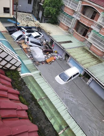 ▲樺加沙颱風襲台，花蓮馬路成河，許多汽車被洪水沖走。（圖／翻攝自記者爆料網）