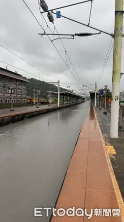 ▲樺加沙颱風襲台，花蓮馬路成河，許多汽車被洪水沖走。（圖／記者黃彥傑翻攝）