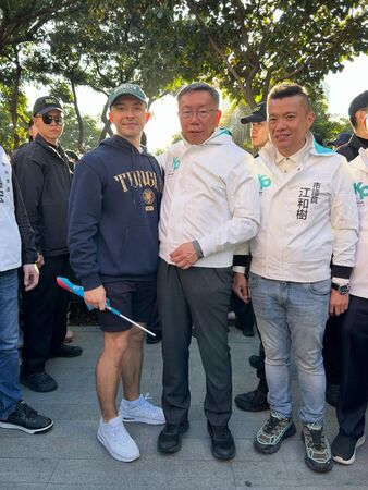 柯克慶祝柯文哲交保，不僅拍片跳舞，還特別分享與柯文哲的合照。（翻攝自Threads）