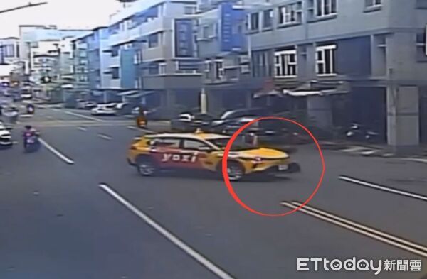 ▲▼許姓男子駕駛計程車，行經山東街時欲向左迴轉，卻與後方直行的林姓女騎士發生擦撞，造成林女手部擦傷，自行就醫。（圖／記者吳世龍翻攝）