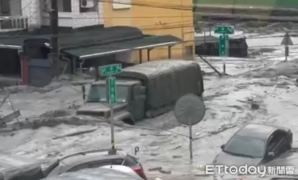 ▲馬太鞍溪上游堰塞湖溢流，洪水沖入光復市區導致嚴重災情。（圖／地方中心翻攝）