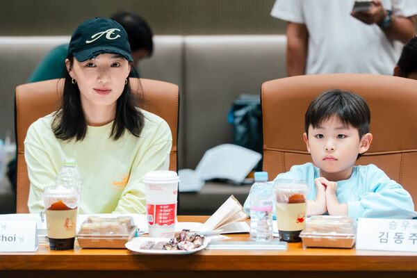 ▲蔡思韵（左）進軍韓國影壇，苦練韓語、手語挑戰聽障者角色。（圖／MOM production limited 提供）