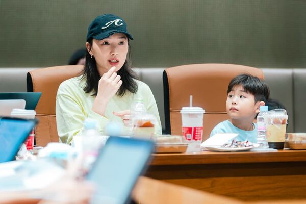 ▲蔡思韵（左）進軍韓國影壇，苦練韓語、手語挑戰聽障者角色。（圖／MOM production limited 提供）