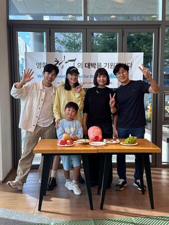 ▲蔡思韵（左）進軍韓國影壇，苦練韓語、手語挑戰聽障者角色。（圖／MOM production limited 提供）