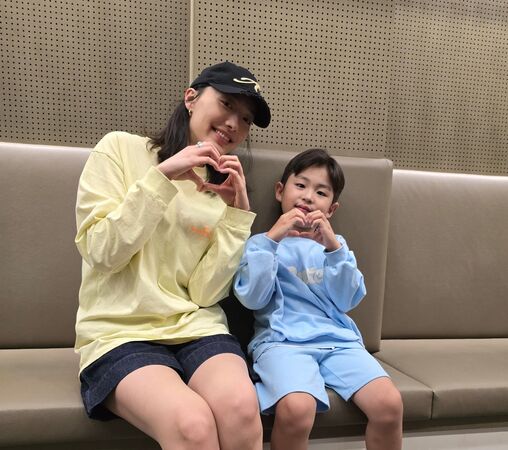 ▲蔡思韵（左）進軍韓國影壇，苦練韓語、手語挑戰聽障者角色。（圖／MOM production limited 提供）