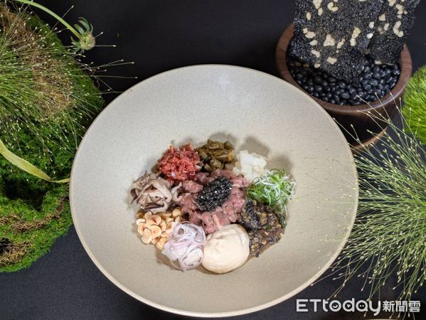 ▲子瑜最愛同款素食生魚片登台　嵩與《黑白大廚》林熙元合推6道菜色。（圖／記者黃士原攝）