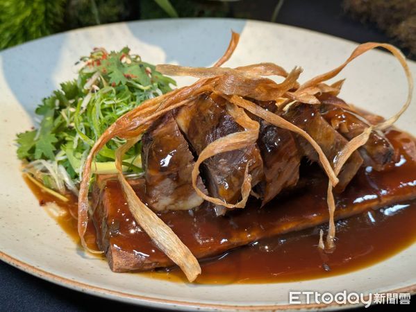 ▲子瑜最愛同款素食生魚片登台　嵩與《黑白大廚》林熙元合推6道菜色。（圖／記者黃士原攝）