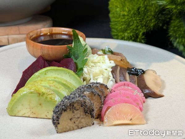 ▲子瑜最愛同款素食生魚片登台　嵩與《黑白大廚》林熙元合推6道菜色。（圖／記者黃士原攝）