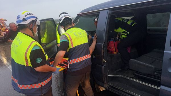 ▲彰化台61線南188K翻覆車禍釀4傷。（圖／消防提供）