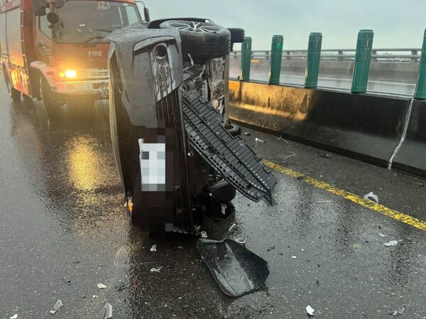 ▲彰化台61線南188K翻覆車禍釀4傷。（圖／消防提供）