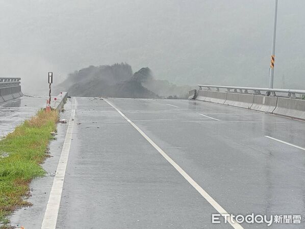 ▲▼馬太鞍溪橋遭沖毀。（圖／公路局提供）