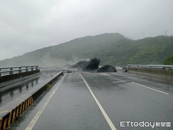 ▲▼馬太鞍溪橋遭沖毀。（圖／公路局提供）