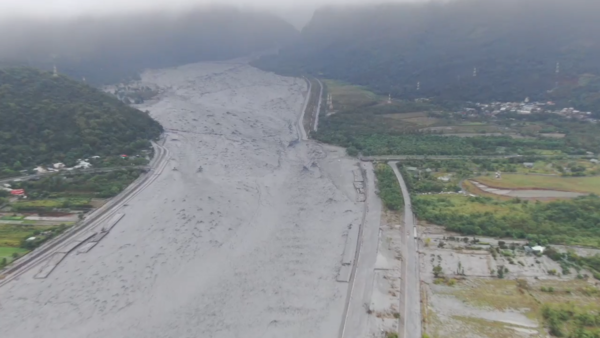 ▲▼馬太鞍溪上游堰塞湖壩頂溢流，馬太鞍溪橋空拍畫面曝光。（圖／農田水利會花蓮管理處提供）