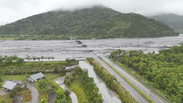 ▲▼馬太鞍溪上游堰塞湖壩頂溢流，馬太鞍溪橋空拍畫面曝光。（圖／農田水利會花蓮管理處提供）