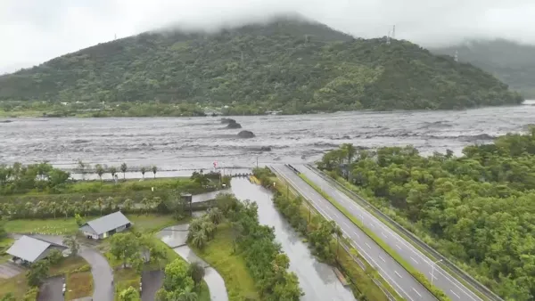 ▲▼馬太鞍溪上游堰塞湖壩頂溢流，馬太鞍溪橋空拍畫面曝光。（圖／農田水利會花蓮管理處提供）