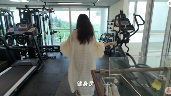 ▲▼謝依霖花7年打造300坪豪宅！ 自建泳池「家裡還有電梯」。（圖／翻攝自YouTube／神仙補習班）